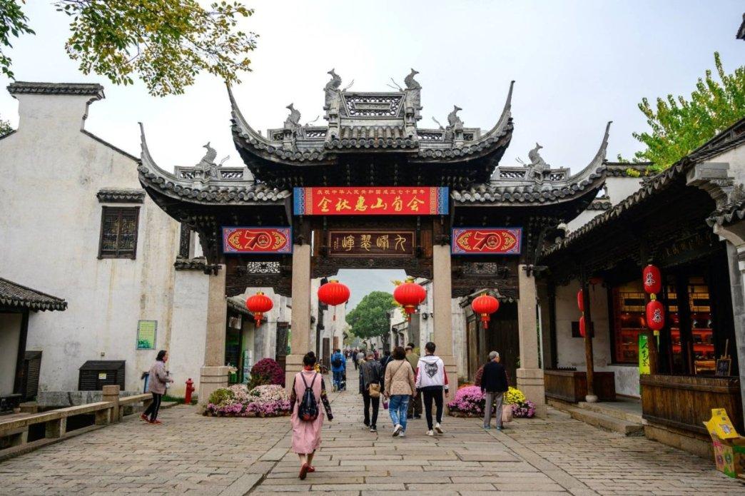 盐城首次发现!摄影师拍到红交嘴雀